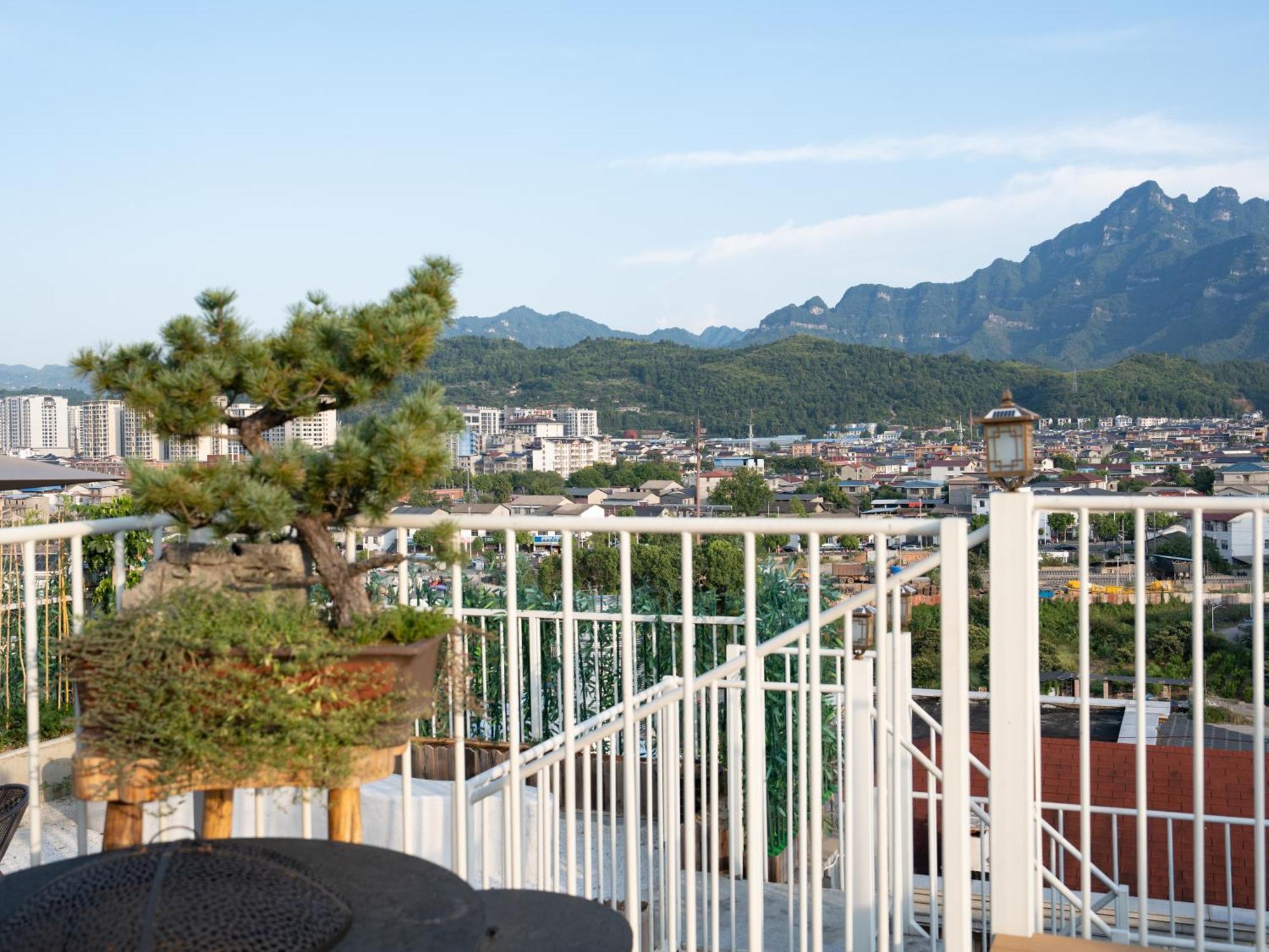 Patio Spring Holiday Inn -- Free Round Trip Pick-Up Service --Panoramic View Of Tianmen Mount Zhangjiajie Dış mekan fotoğraf