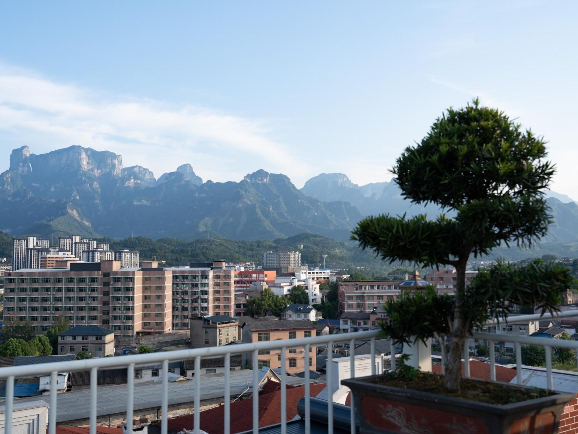 Patio Spring Holiday Inn -- Free Round Trip Pick-Up Service --Panoramic View Of Tianmen Mount Zhangjiajie Dış mekan fotoğraf