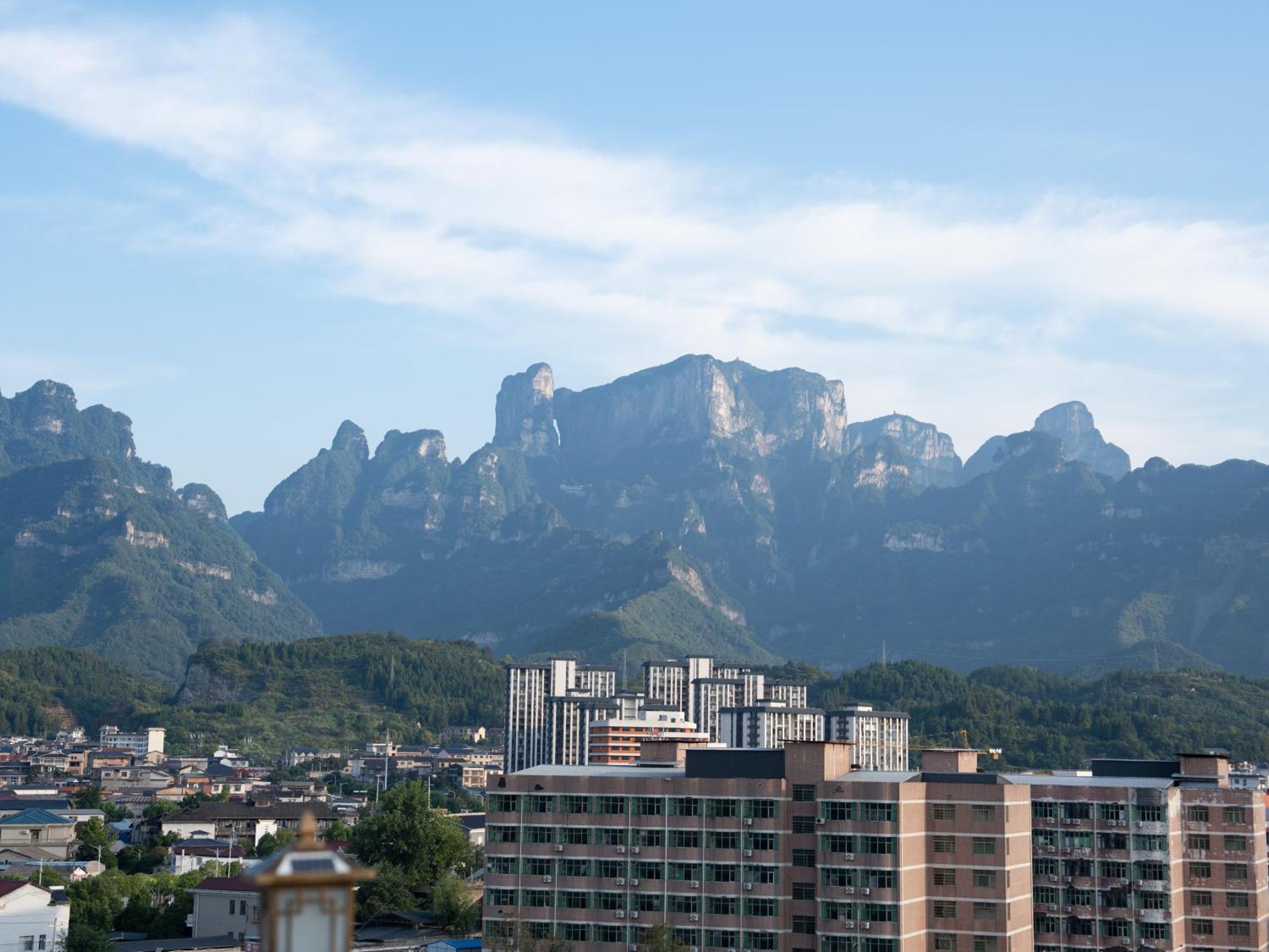 Patio Spring Holiday Inn -- Free Round Trip Pick-Up Service --Panoramic View Of Tianmen Mount Zhangjiajie Dış mekan fotoğraf